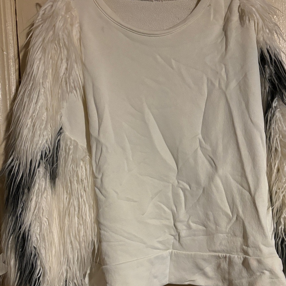 Beautiful unique Zara womens white sweatshirt w-black & white faux fur sleeves